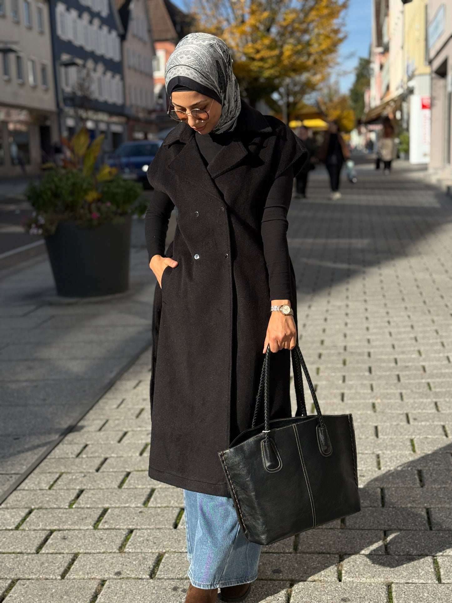 Damen Lange Weste mit Gürtel – Schwarzer Kasha-Stoff | Elegante Weste