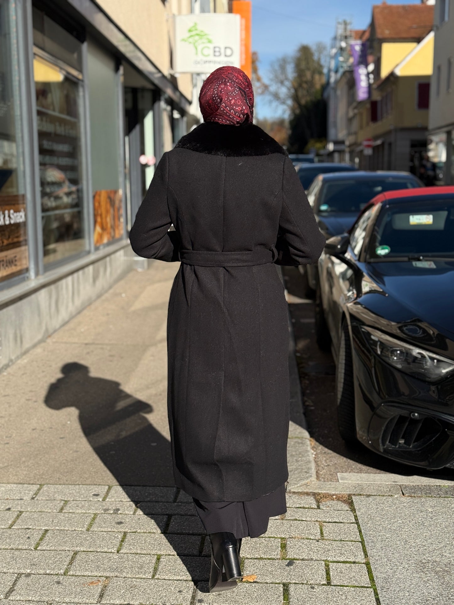 Langer Mantel mit Kunstpelzkragen – Schwarz